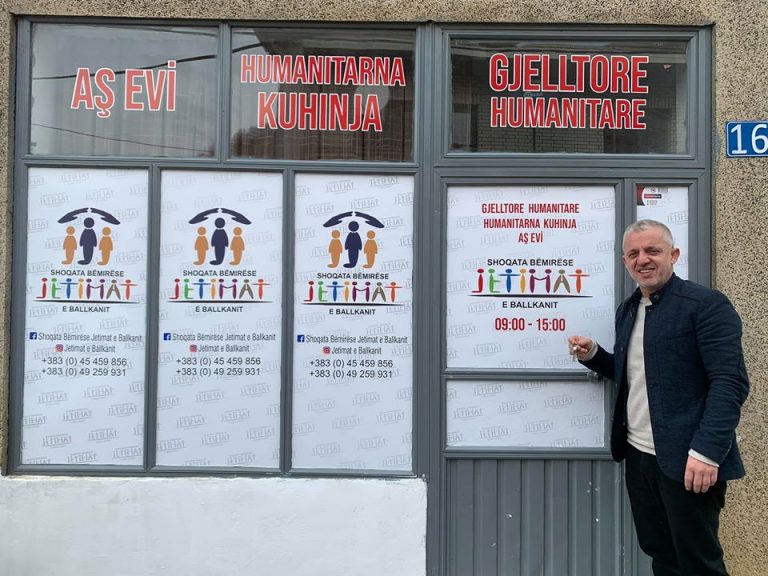 Jetimat e Ballkanit hapin kuzhinën humanitare në Janjevë