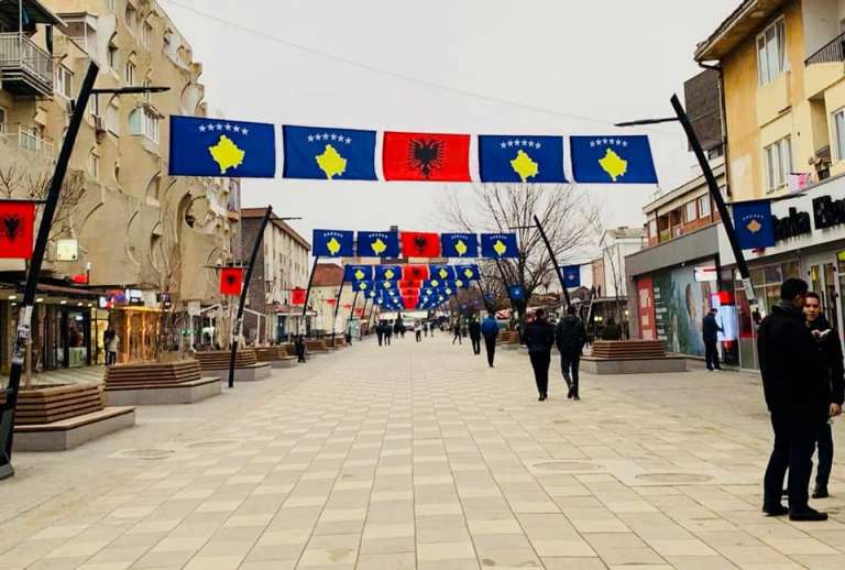 Dita e Pavarësisë së Kosovës, fillon dekorimi qytetit Lipjan
