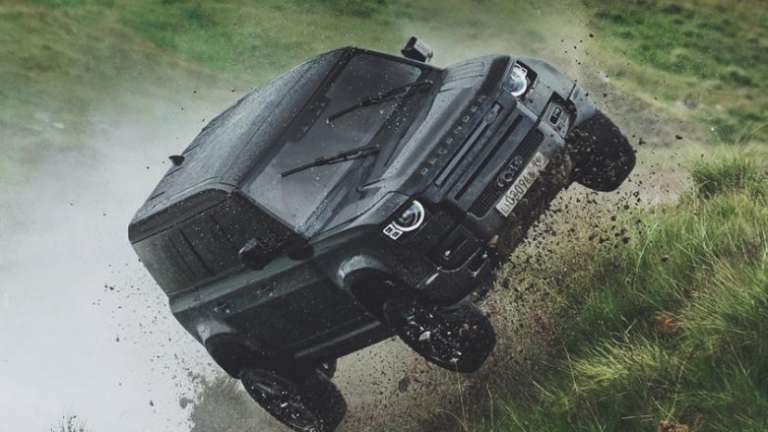 Land Rover Defender tregohet i pamposhtur në filmin e James Bond, vazhdon lëvizjen edhe pasi rrotullohet