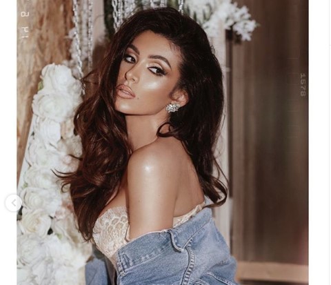 Nora si zakonisht, bombardon me foto seksi gjatë mbrëmjes