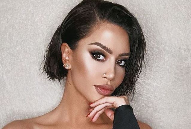 Dafina Zeqiri në Prishtinë, po duket si një yll
