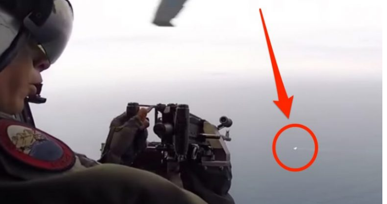Me mitralozin e montuar në helikopter, rrëzon dronin në det – pamje nga stërvitjet e ushtrisë amerikane