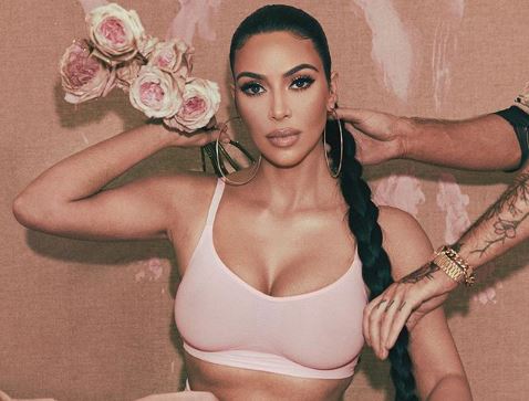 Kim Kardashian, e parezistueshme në pozat e reja me të brendshme