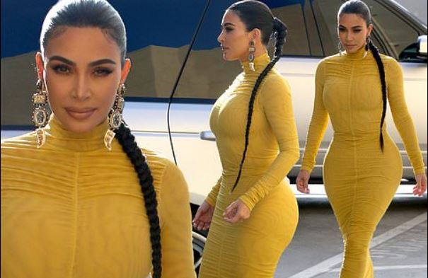 Në fustanin e ngushtë, Kim Kardashian thekson linjat trupore