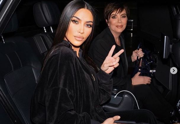 Kim Kardashian pozon pranë nënës së saj