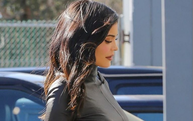 Kylie Jenneri ekspozon linjat bombastike trupore, me fustanin “luksoz”