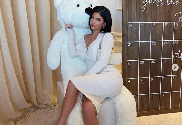 Kylie Jenner i thekson format bombastike në fustanin e bardhë