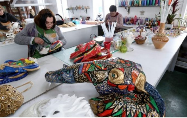 Maskat e karnavaleve ‘Made in Albania’ të kërkuara në gjithë botën, ato kushtojnë deri në 1,500 euro dhe janë përdorur nga Nicole Kidman dhe Tom Cruise