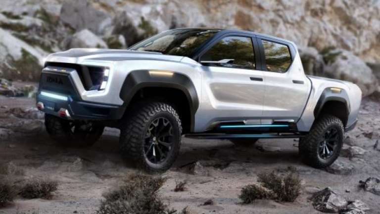 Nikola prezanton makinën e saj elektrike