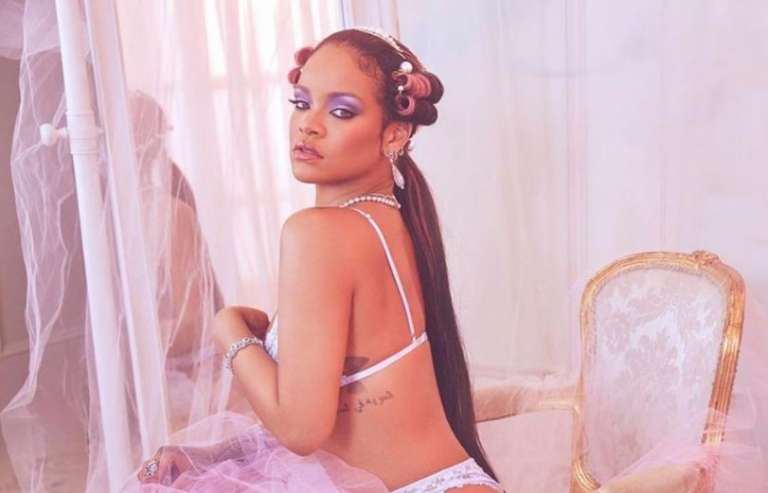 Rihanna vetëm në të brendshme, provokon fansat!