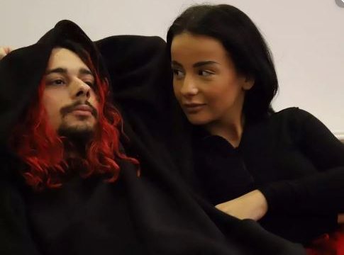 Rina Balaj relaksohet me të dashurin në vaskë