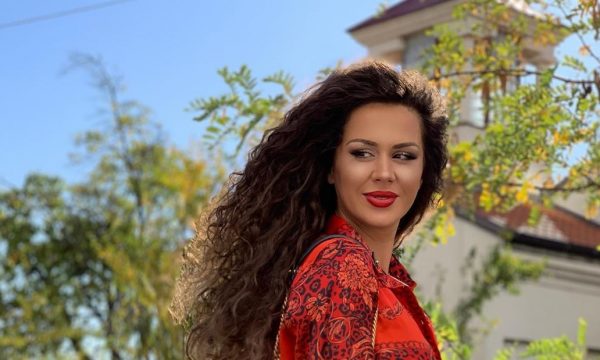 Shkenda Dubova shfaqet topless, çmend fansat