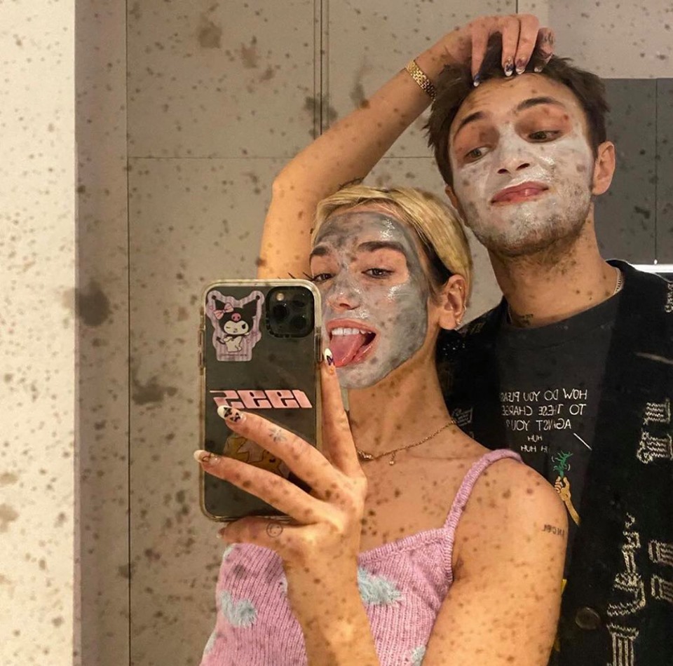 Dua Lipa me të dashurin, kujdesen për njëri-tjetrin