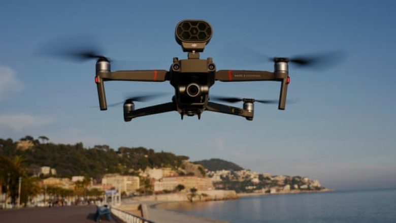 Autoritetet në Francë përdorin dronin me altoparlant, për t’i udhëzuar qytetarët të qëndrojnë brenda