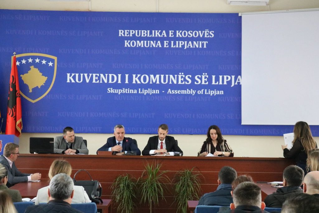 Diskutohet projekt – Rregullorja rreth orarit të punës të subjekteve afariste në territorin e Komunës së Lipjanit
