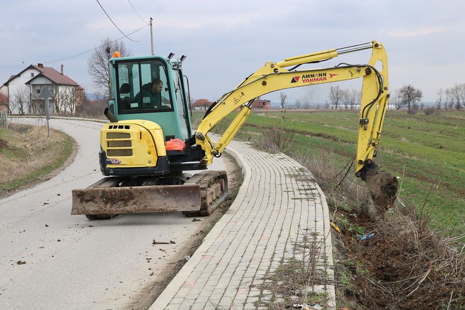 Komuna: Në fshatin Gllogovc janë duke vazhduar punimet në rregullimin të trotuarëve dhe instalimin i ndriçimit publik