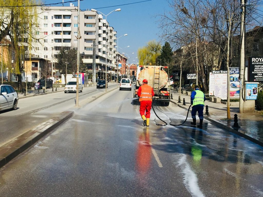 Në Lipjan bëhet edhe dezinfektimi i rrugëve