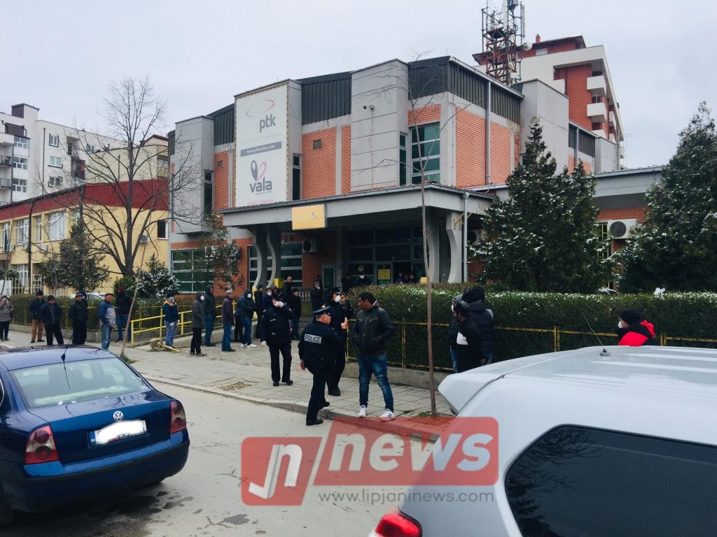 Pritje para postës për të marrë socialin në Lipjan