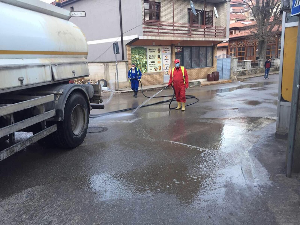 “Komuna e Lipjanit ka bërë pastrimin me dezinfektues të gjitha rrugëve dhe rrugicave në fshatin Janjevë”