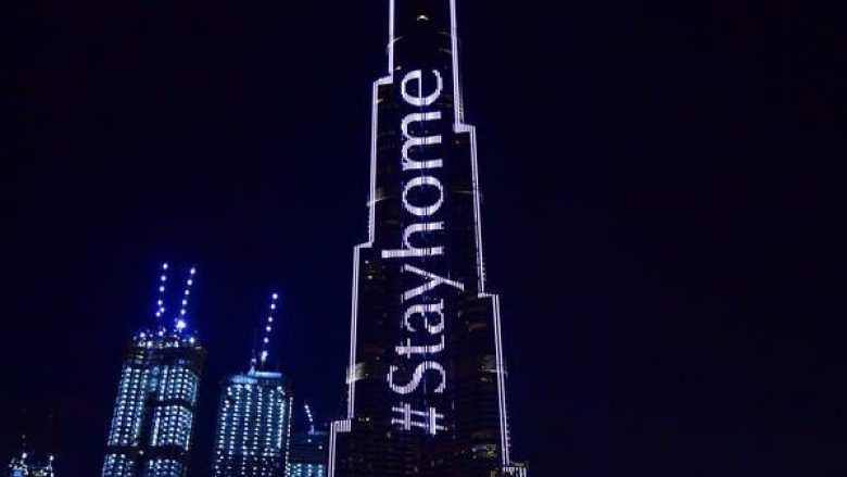 Burj Khalifa ndriçohet me mesazhe mbi coronavirusin, flet edhe shqip: “Ne jemi të gjithë në këtë së bashku”
