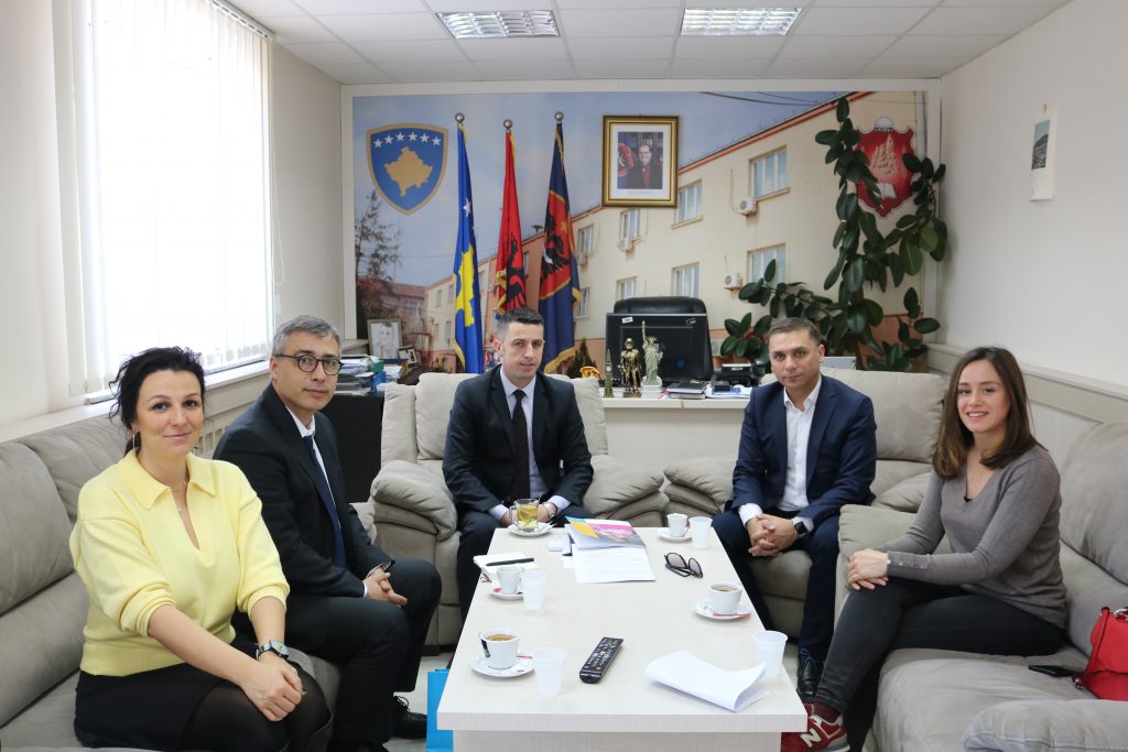 Nënkryetari Xhemajli pret në takim shefin e zyres së UNICEF Murat Sahin dhe publicistin Adriatik Kelmendi