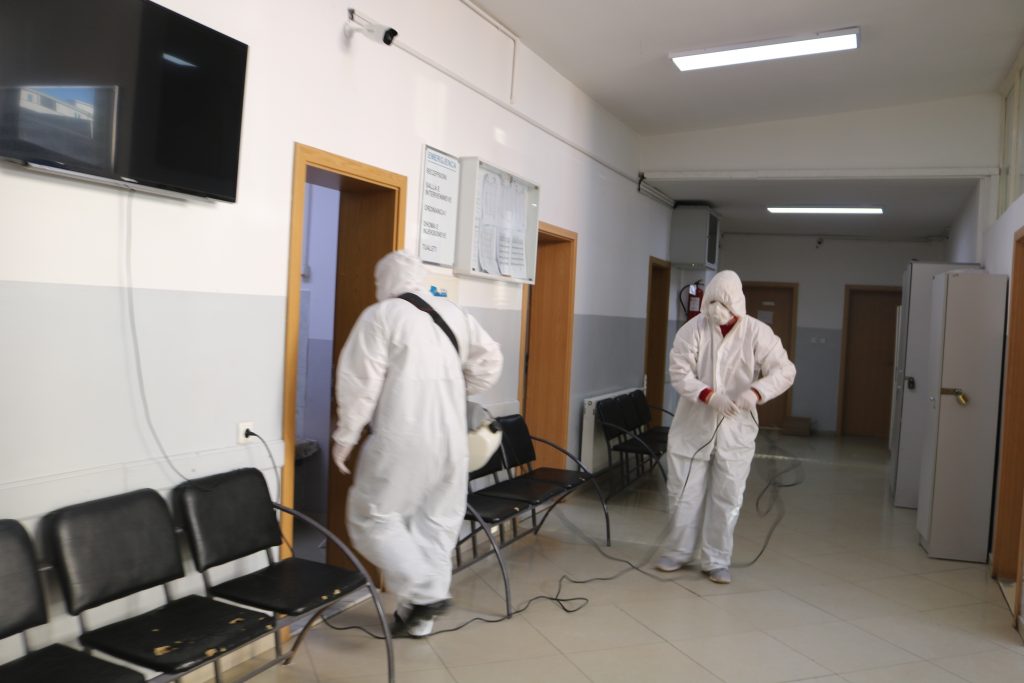Në Lipjan po vazhdon dezinfektimi, dezinsektimi, deratizimi objekteve publike