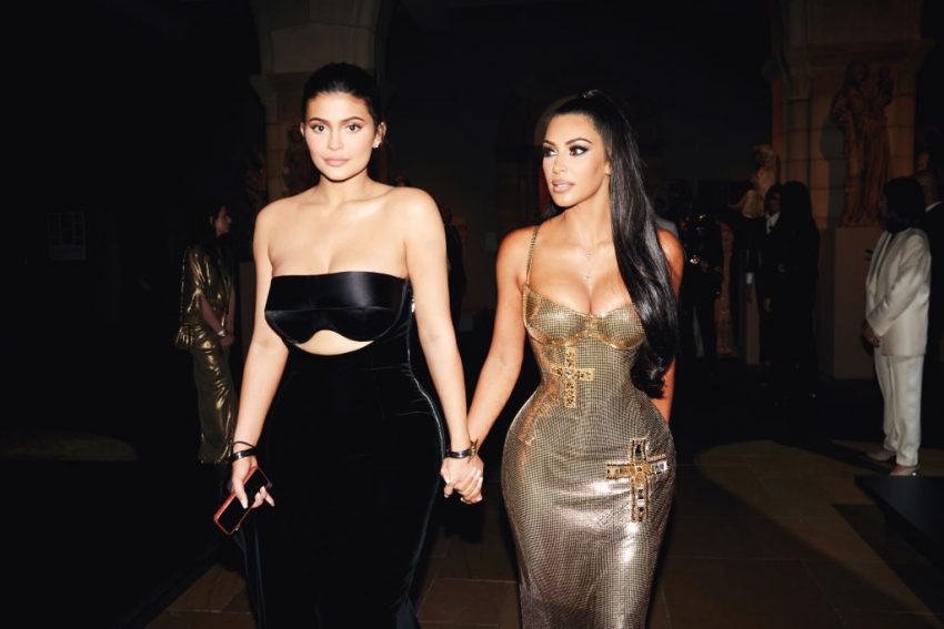 Motrat Kardashian me pozat e fundit ngacmojnë imagjinatën e ndjekësve
