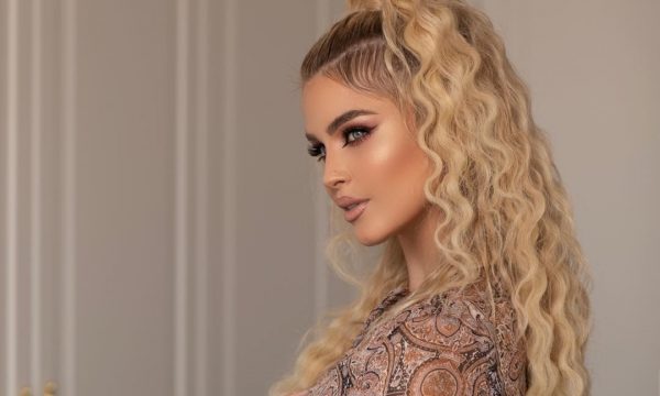 Afrona bëhet modele e kolme