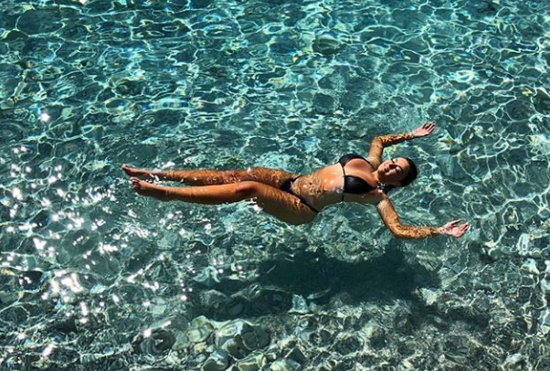 Enca harron koronavirusin, nga pishina pozon vetëm në bikini