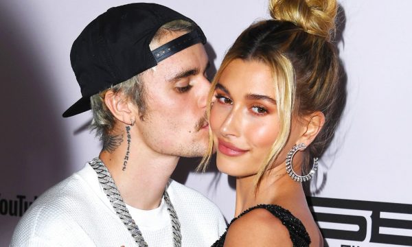 “Partnerë të karantinës” puthje pasionante mes Justin e Hailey