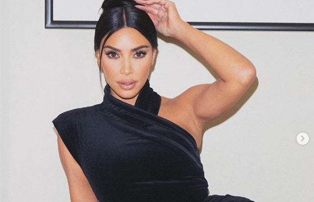 Kim në të zeza, plotë stil dhe elegancë