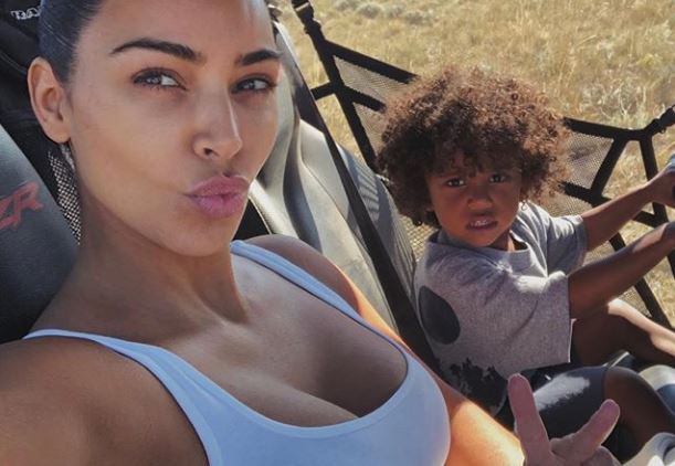 Kim Kardashian e ‘nxehtë’ përkrah djalit të saj