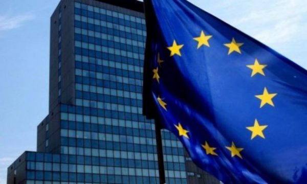 Kosova bie për një pozitë në renditjen e FIFA-s, Shqipëria mbetet në vend