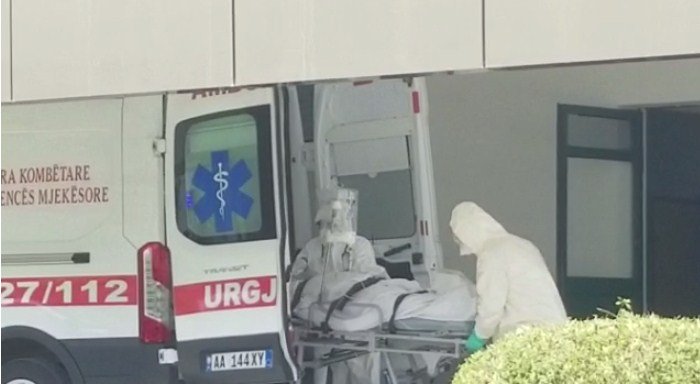 Viktima e parë nga koronavirusi, mjekët tentuan të transportojnë me ambulancë të moshuarën