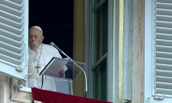 I bëhen testet, Papa Françesku nuk është i infektuar me koronavirus