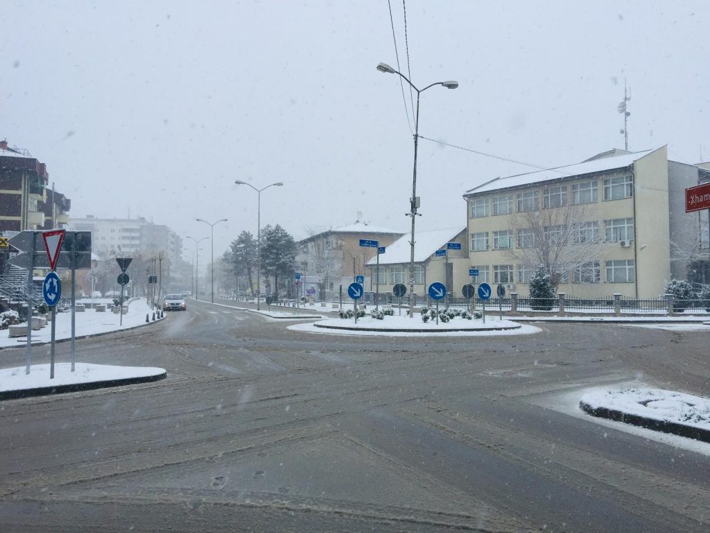 Bora zbardh rrugët e Lipjanit