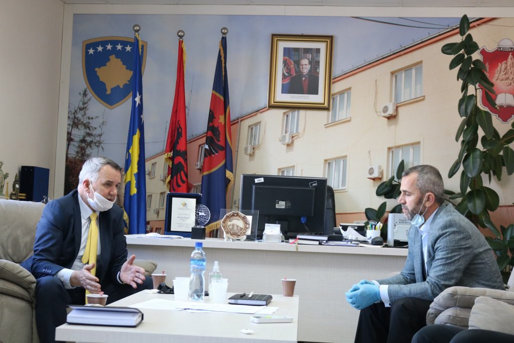 Kryetari Ahmeti pret në takim KBI-në dhe Kryqin e Kuq