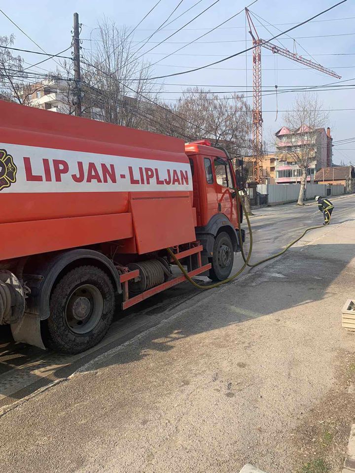 Komuna: Edhe sot është bërë larja dezinfektimi i rrugëve