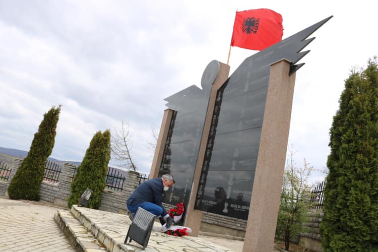 Homazhe në kompleksin memorial në Sllovi