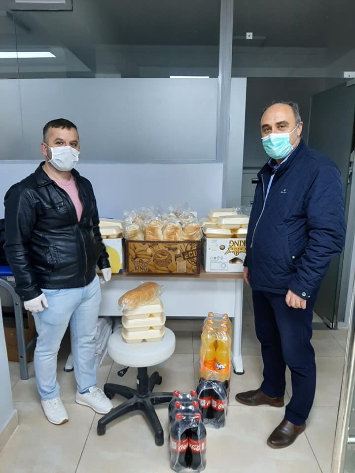 7 Vëllezërit në Lipjan dhurojnë shujta me ushqim për stafin e QKMF-Lipjan
