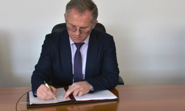 Ministri Bislimi nënshkruan marrëveshje me Komisionin Evropian