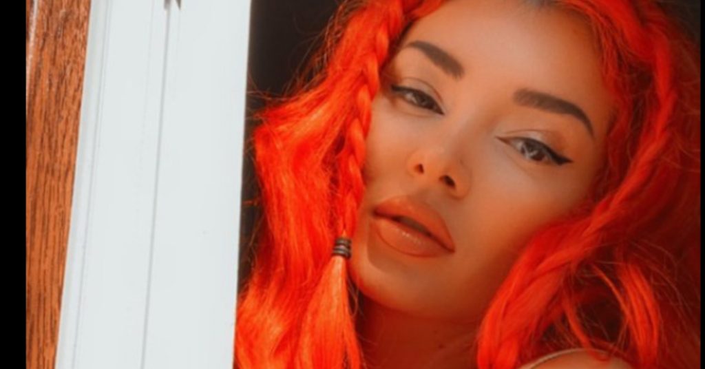 Era Istrefi gjysmë e zhveshur, pozon e shtrirë pranë pishinës në oborr