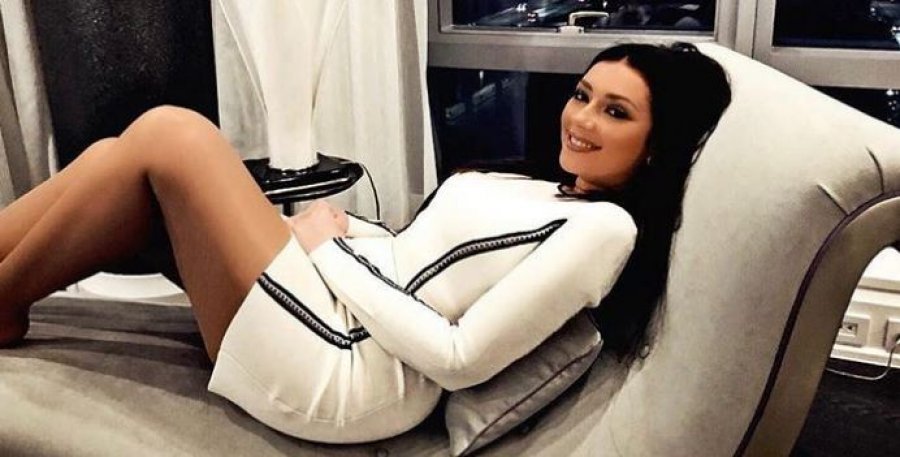 Ronela thekson format trupore në veshjen super të ngushtë