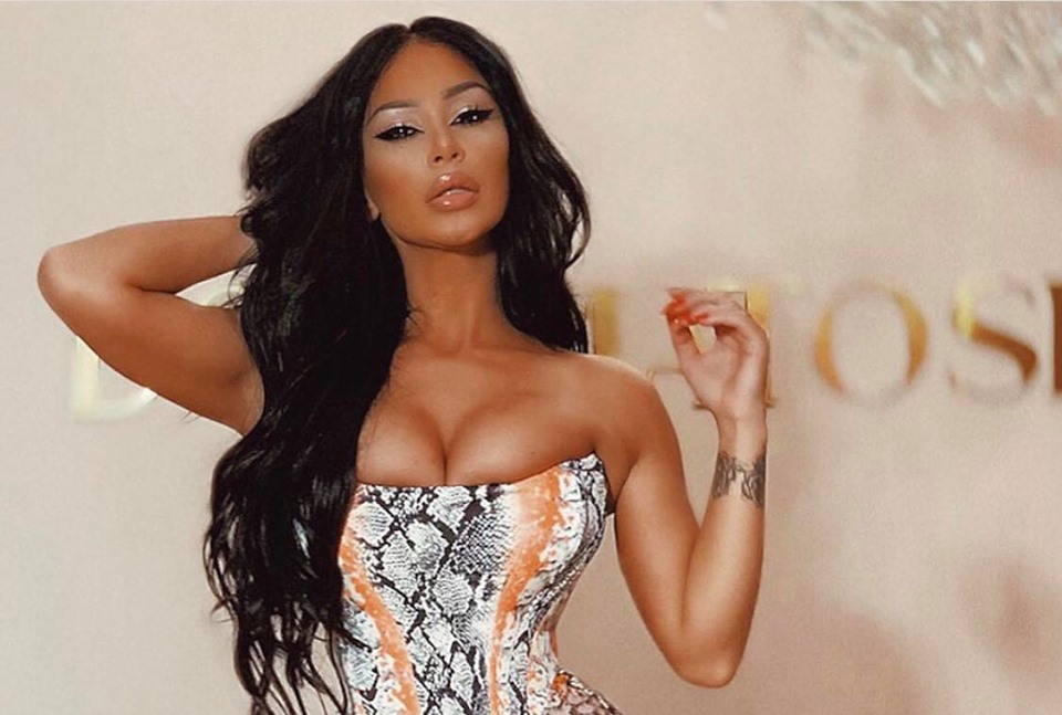 Flaka Krelani pozon me rroba banjë para pasqyrës, ekspozon këmbët joshëse