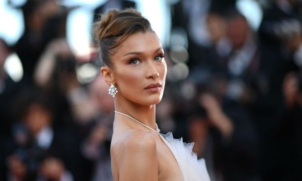 Bella Hadid pozon sërish nudo në shtëpi