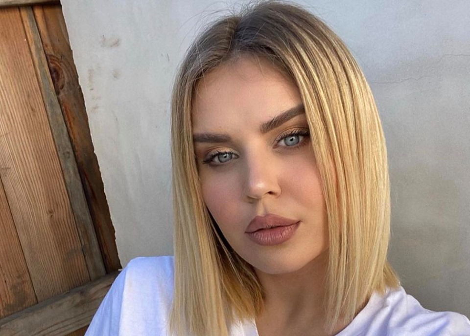 Kejvina poza joshëse nga shtrati, në veshje të ngushtë tregon shtatin