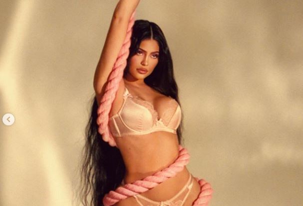 Kylie ‘bombardon’ rrjetin, tregon fizikun e përsosur në fustan të ngushtë