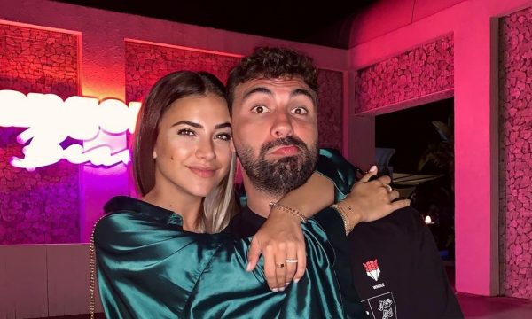 “Djalë për shtëpi”, Ledri Vula ngacmon fansat me një imazh nga shtëpia duke treguar aftësitë e tij si amvisReperi i njohur shqiptar, Ledri Vula, ka qenë shumë i përfolur muajve të fundit lidhur me jetën e tij private.  Ai dhe partnerja e tij, Sara Hoxha, janë në pritje të fëmijës së tyre të parë, teksa është bërë e ditur se gjinia e foshnjës është vajzë.   Arrijnë DITËT E ARTA në Ciao Berto – zbritje marramendëse në dqyanet në Prishtinë, Vushtrri dhe Tiranë! E SPONSORUAR LEXO MË SHUMË Dyshja ndërkohë po vazhdojnë të shijojnë disa ditë të mira pushimi me njëri-tjetrin, duke ndarë me ndjekësit e tyre në rrjetet sociale imazhe të ëmbla të kaluara së bashku.   Së fundmi, Ledri ka treguar se është bërë edhe një djal i zoti gjatë këtyre ditëve në shtëpi, duke i kryer vet shumë prej punëve të shtëpisë.   Ai publikoi në rrjetin social Instagram një fotografi, ku shfaqej duke hekurosur peshqirin e tij dhe në të njëjtën kohë duke larë dhëmbët.   “Djal për shtëpi”, shkroi reperi Vula në mbishkrimin e kësaj fotografi,e duke treguar kështu se aftësitë e tij si një amvis.  Ndërkohë, të shumta kanë qenë pëlqimet dhe komentet nga ana e ndjekësve të tij të shumtë. /Telegrafi/