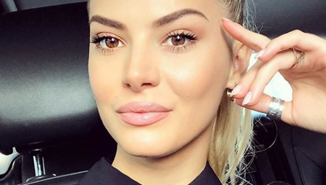 Marina Vjollca shkëlqen e veshur me fustan të bardhë