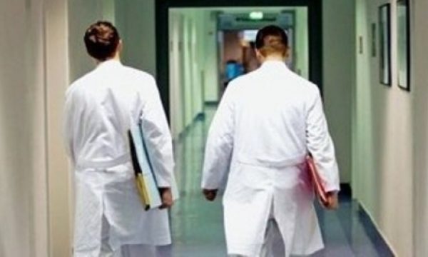 “Rrogat e ulëta të stafit shëndetësor”, doktori i QKUK-së me një apel domethënës!